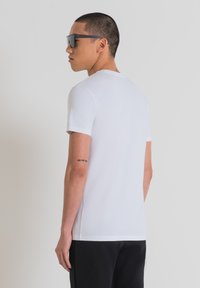 Antony Morato SUPER SLIM FIT WITH RUBBER INJECTION LOGO PRINT - Camiseta estampada - white