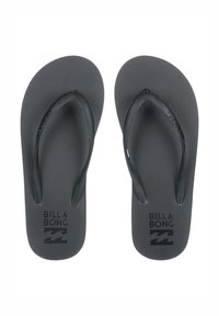 Zwarte rubberen slippers met een getextureerde voetbed, dunne banden en een bedrukte logo op de zool. Eenvoudig ontwerp, duurzame materialen en minimalistische stijl.