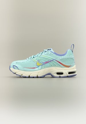 Chaussure de running en mesh bleu clair avec des accents violets, semelle crème et logo Swoosh multicolore sur le côté, montrée en profil sur fond neutre.