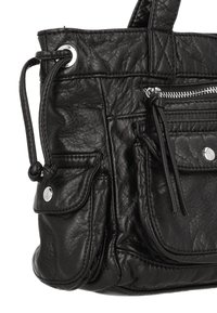 Czarna skórzana torebka o teksturowanym wykończeniu, wyposażona w kieszeń zapinaną na zamek oraz dwie przednie kieszenie na zatrzaski dla lepszej organizacji.