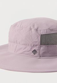 Φαρδύ καπέλο φωτεινού μωβ με πλέγμα αερισμού και κεντημένο μαύρο λογότυπο στο πλάι.