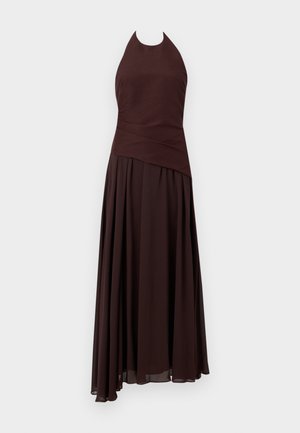 Ermeløs mørkebrun halterneck-kjole med tettsittende liv, asymmetrisk midjedetalj og flytende plissért skjørt.