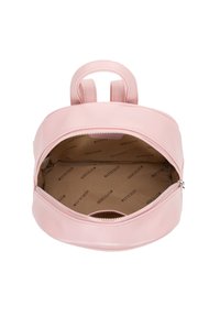 Růžový kožený batoh kulatého tvaru, s horními madly a zipovým otvorem, odhalující hnědý interiér s vzorem "WITTCHEN".