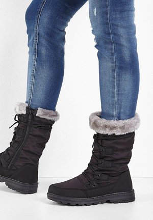 Bottes d'hiver noires avec doublure en fausse fourrure au niveau du revers, présentant une tige en textile rembourrée, une semelle en caoutchouc et des fermetures à lacets pour un ajustement sécurisé.
