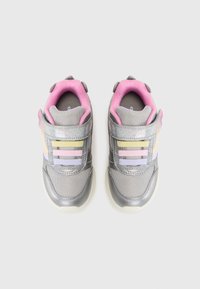 Gray sneakers with pink accents, mesh and synthetic materials, Velcro strap, colored stripes in yellow and purple, padded collar.
