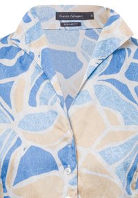 Korte mouwen overhemd van lichte stof met een blauw en beige abstract patroon. Beschikt over een gladde kraag en vijf knopen aan de voorkant.