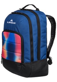 Mochila de tela azul con un fondo negro, que presenta un bolsillo con un acento de degradado colorido y compartimentos con doble cremallera para almacenamiento.