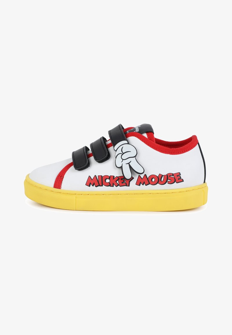 Hvite sneakers med gul såle og røde detaljer, med svarte borrelåser, et Mickey Mouse-motiv og fet rød tekst.