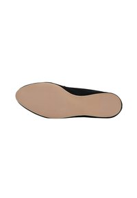 Pantofii din suede negru au o talpă din cauciuc bej, netedă, cu vârful rotunjit și un design minimalist, fără modele vizibile sau detalii hardware.