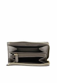 Portefeuille en cuir gris avec fermeture zippée, comportant plusieurs emplacements pour cartes, des compartiments et un extérieur texturé. Avec des accessoires en métal doré.