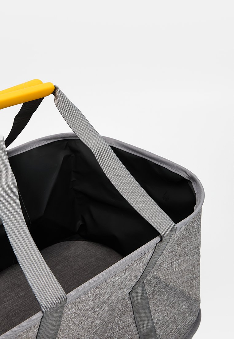 Borsa tote in tessuto grigio con manico in plastica gialla, caratterizzata da cuciture grigio chiaro, un interno nero e due robuste cinghie grigie.