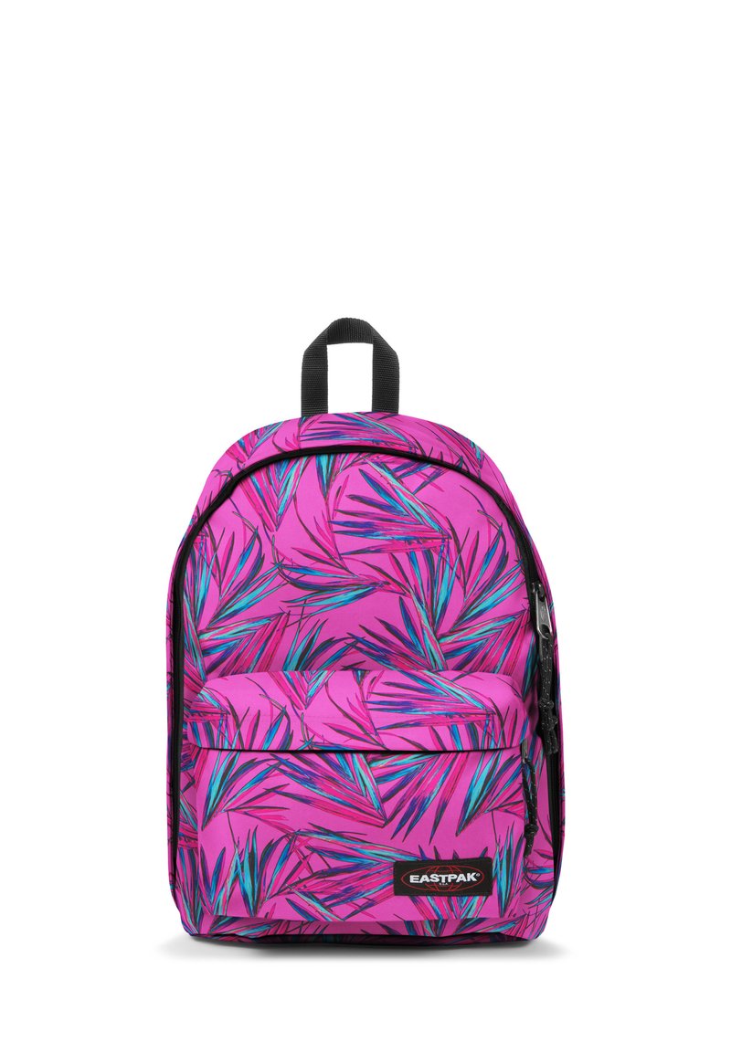Růžový batoh s motivem listů v odstínech modré a zelené. Obsahuje přední kapsu na zip a horní rukojeť pro nošení.