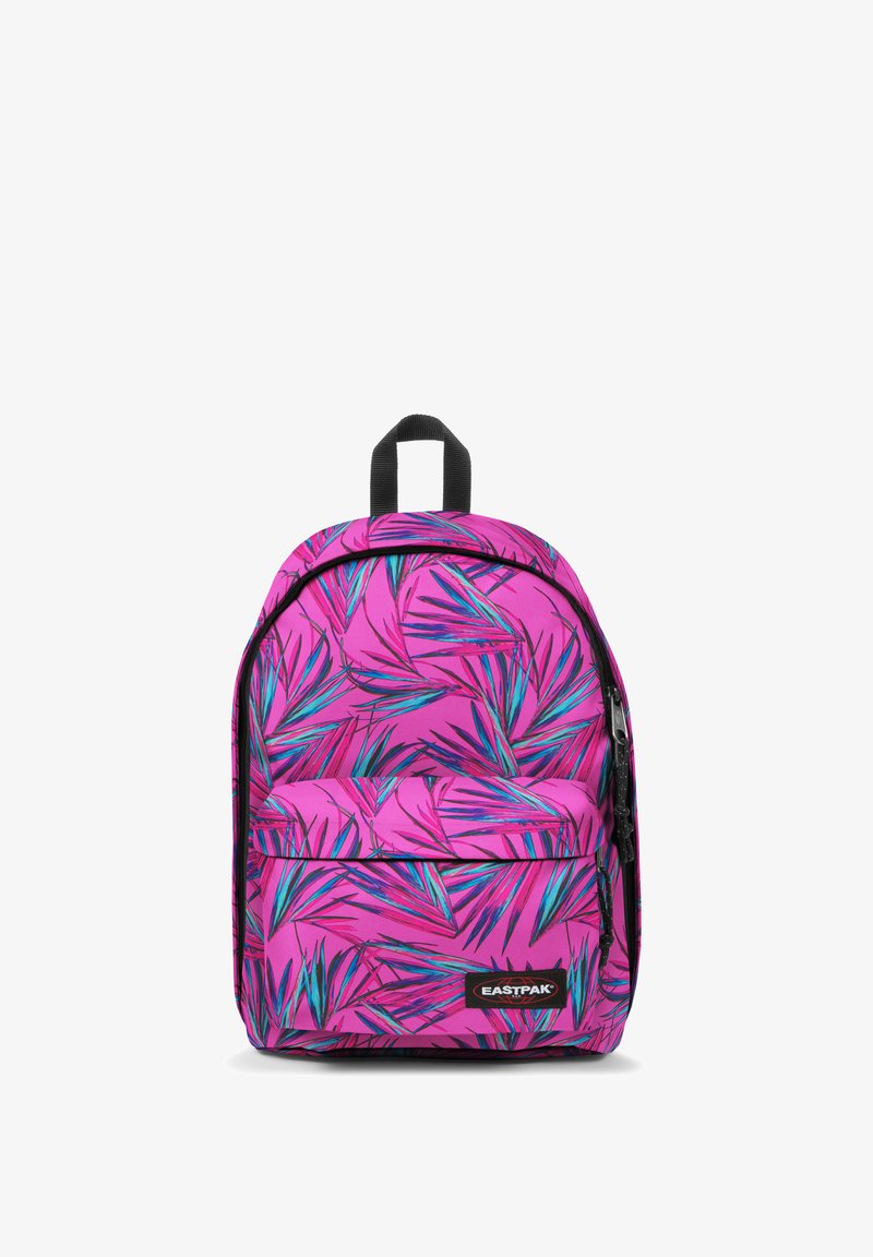 Różowy plecak z liściastym wzorem w odcieniach niebieskiego i zielonego. Posiada kieszeń zapinaną na zamek z przodu oraz uchwyt na górze do noszenia.