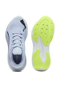 Zapatillas de correr azul claro con logo negro. Parte superior de malla, lengüeta acolchada y suela de goma texturizada en verde neón. Cuenta con cierre de cordones tradicional.