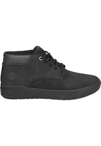 Zapatillas altas negras de ante con un cuello de cuero suave. Presentan un cierre de cordones en la parte frontal y una suela de goma texturizada. Incluyen detalle del logo en el costado.