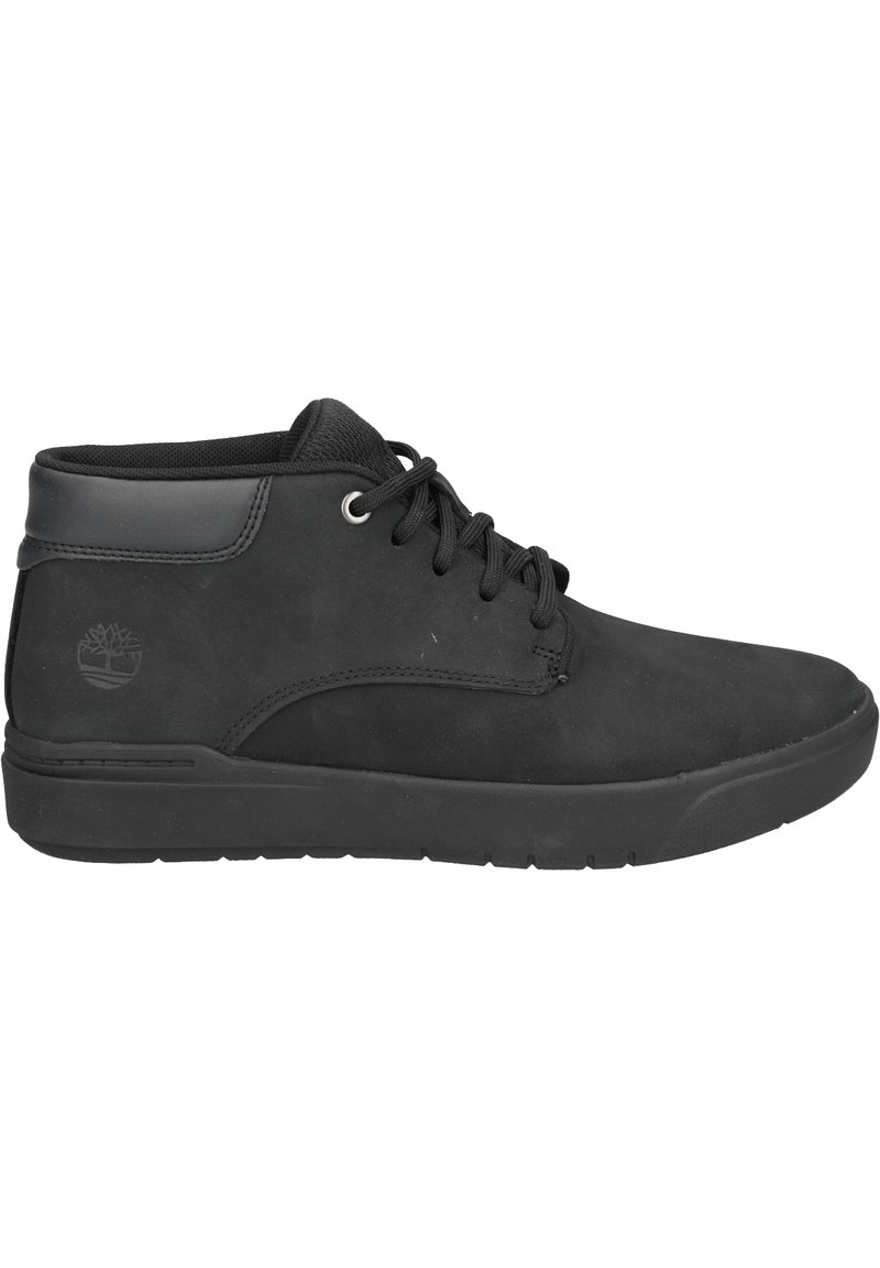 Zapatillas altas negras de ante con un cuello de cuero suave. Presentan un cierre de cordones en la parte frontal y una suela de goma texturizada. Incluyen detalle del logo en el costado.