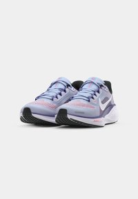 Baskets de course violettes claires avec une tige en mesh respirant, logo swoosh blanc, accents noirs et semelle extérieure noire texturée.