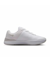 Λευκό χαμηλό παπούτσι για τρέξιμο Nike με ανοιχτό γκρι λογότυπο Swoosh, επάνω μέρος από δίχτυ, μαλακή σόλα και σχέδιο με κορδόνια, εμφανίζεται από το πλάι.