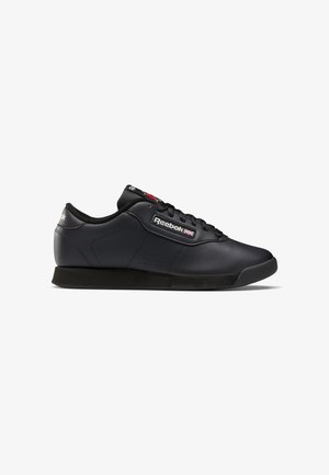 Sapatilha atlética preta feita de couro sintético com bico redondo, sola preta plana e logotipo da Reebok. Apresenta cordões pretos e perfurações mínimas.