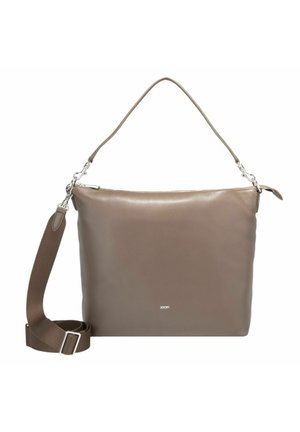 Braune Lederhandtasche mit glatter Textur, verstellbarem Schultergurt und einem oberen Reißverschluss. Subtile Markenkennzeichnung an der Vorderseite.