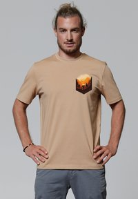 watapparel T-shirt print - latte
