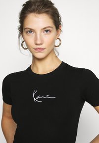 Karl Kani SMALL SIGNATURE TEE - Trükipildiga T-särk - black