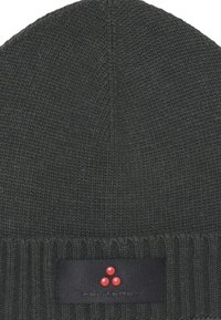 Beanie lavorato a maglia verde scuro con risvolto a costine, dotato di un'etichetta nera e tre punti rossi come notevole accento. Texture morbida con vestibilità aderente.