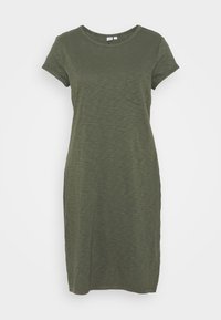 Robe T-shirt en coton vert olive avec des manches courtes, un col rond et une petite poche poitrine. Texture douce et coupe décontractée.