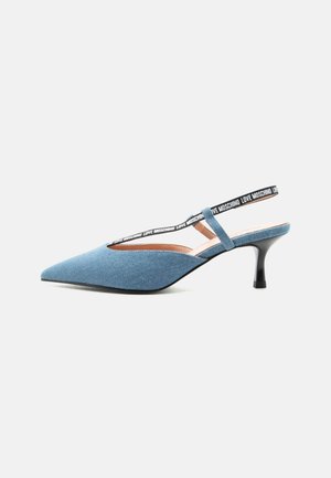 Zapato azul de tacón bajo tipo slingback con punta afilada y tira negra con texto blanco "Love Moschino" sobre fondo claro.