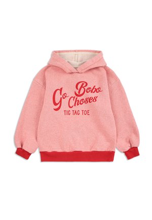 Rosa Kinderkapuze mit roten Bündchen und Saum, mit rotem Text "Go Bobo Choses TIC TAC TOE" auf der Vorderseite.