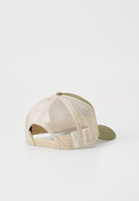 Mesh-back caps med en khaki grønn frontpanel og visir, med justerbar plastrem og en avrundet toppakent.