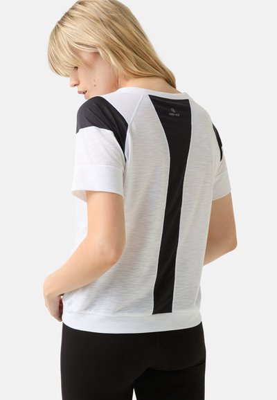 Witte kortekorting t-shirt met zwarte accentpanelen op de schouders en achterkant, met een gladde textuur en een ronde halslijn.