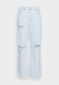 Jeans de ganga azul claros com zonas desgastadas acima dos joelhos, apresentando bordas desfiadas e um design de perna larga. Estilo padrão de cinco bolsos.