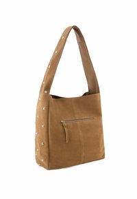 Borsa a spalla in suede marrone con tasca frontale con zip, texture morbida e borchie decorative in metallo bianco lungo un lato.