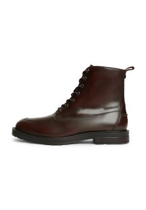 Tommy Hilfiger, CLEATED HILFIGER BRUSH WL BOOT - Боти с връзки до глезена - brushed brown