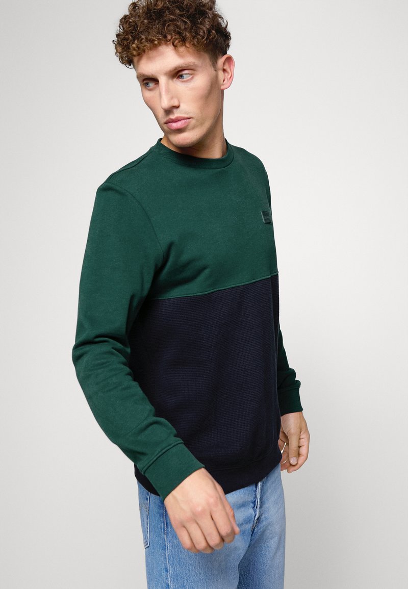 Herren Kapuzenpullover | TOM TAILOR DENIM CREWNECK WITH CUTLINE Sweatshirt deep green lake/dunkelgrün - MO89998 Herren Kapuzenpullover | TOM TAILOR DENIM CREWNECK WITH CUTLINE Sweatshirt deep green lake/dunkelgrün - MO89998