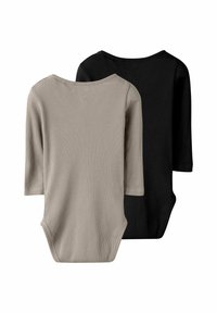 Deux bodysuits à côtes en tissu doux ; l'un en beige clair et l'autre en noir. Les deux disposent de manches longues et d'un col arrondi.