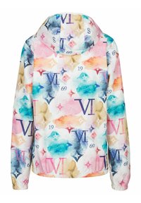 Multikleurige lichte jas met capuchon, voorzien van abstracte aquarelpatronen in roze, blauw en oranje, plus tekst en geometrische accenten.