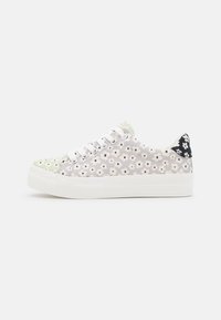 Baskets en toile avec un motif floral vibrant en gris clair et vert, semelle blanche et accent noir au talon. Comprend des œillets en métal et des lacets.