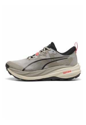 Grauer und beiger Laufschuh mit schwarzen und roten Akzenten, dicker, gepolsterter Sohle mit der Aufschrift "Nitro,", Mesh-Obermaterial und Schnürverschluss.