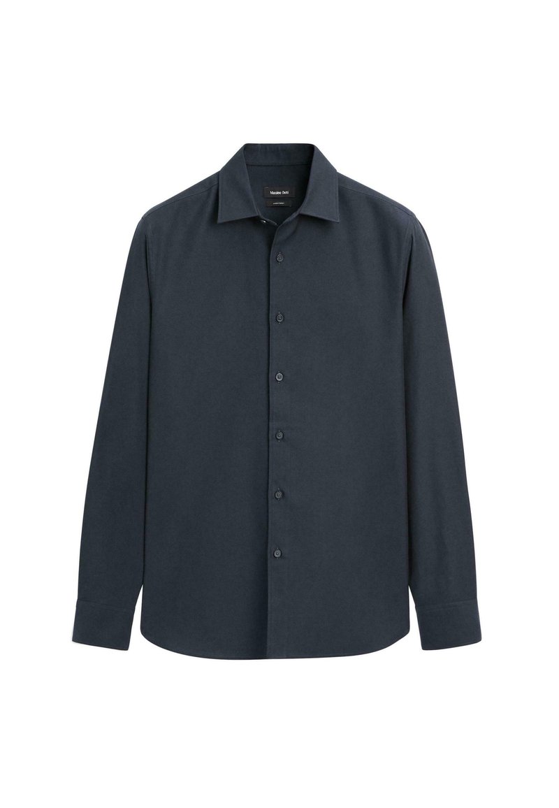 Camicia a maniche lunghe di colore blu scuro realizzata in tessuto liscio, con colletto a punta, chiusura con bottoni e polsini abbottonati.