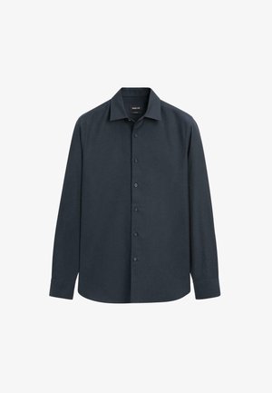 Ciemnoniebieska koszula z długim rękawem, wykonana z gładkiego materiału, z kołnierzykiem w szpic, z guzikiem z przodu i guzikami przy mankietach.