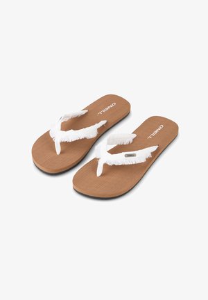 Para brązowych, płaskich sandałów z teksturowanymi podeszwami oraz białymi, postrzępionymi paskami z tkaniny, z marką O'Neill na wkładce i paskach.