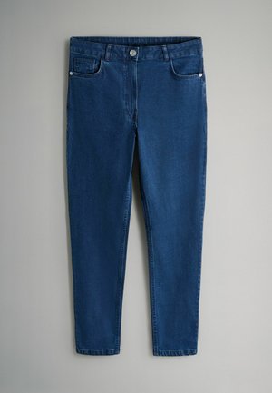 Dunkelblaue Denim-Jeans mit hoher Taille, vorderem Knopfverschluss und Fünf-Taschen-Design, flach auf einem grauen Hintergrund ausgelegt.
