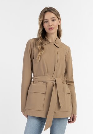 Beige leichte Jacke mit spitzem Kragen, Fronttaschen und gebundenem Taillenteil. Glatte Textur; verfügt über ein tailliertes Design und eine strukturierte Form.