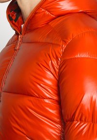 Rote Daunenjacke mit glänzender Oberfläche, Frontreißverschluss und Kapuze. Verfügt über ein gestepptes Design mit auffälligen Nähten und einer figurnahen Passform.