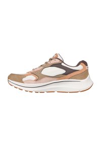 Scarpa da corsa a profilo basso con tomaia in mesh bianco, sovrapposizioni in suede beige, pesca e marrone, lacci beige e una suola spessa bianca con battistrada in gomma.