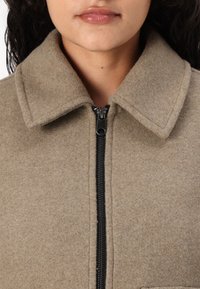 Vero Moda VMSAFIR SHORT JACKET - Lett jakke - fossil