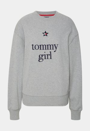 Grijze sweatshirt met geribbelde manchetten en zoom, met "tommy girl" in marineblauw geborduurd, voorzien van een steraccent en een rode halsvoering.