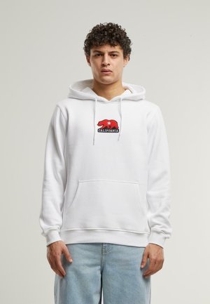 Hvid bomulds hoodie med et rødt bjørne-logo, en stjerne og teksten "CALIFORNIA", forlommer og justerbar snor i hætten.